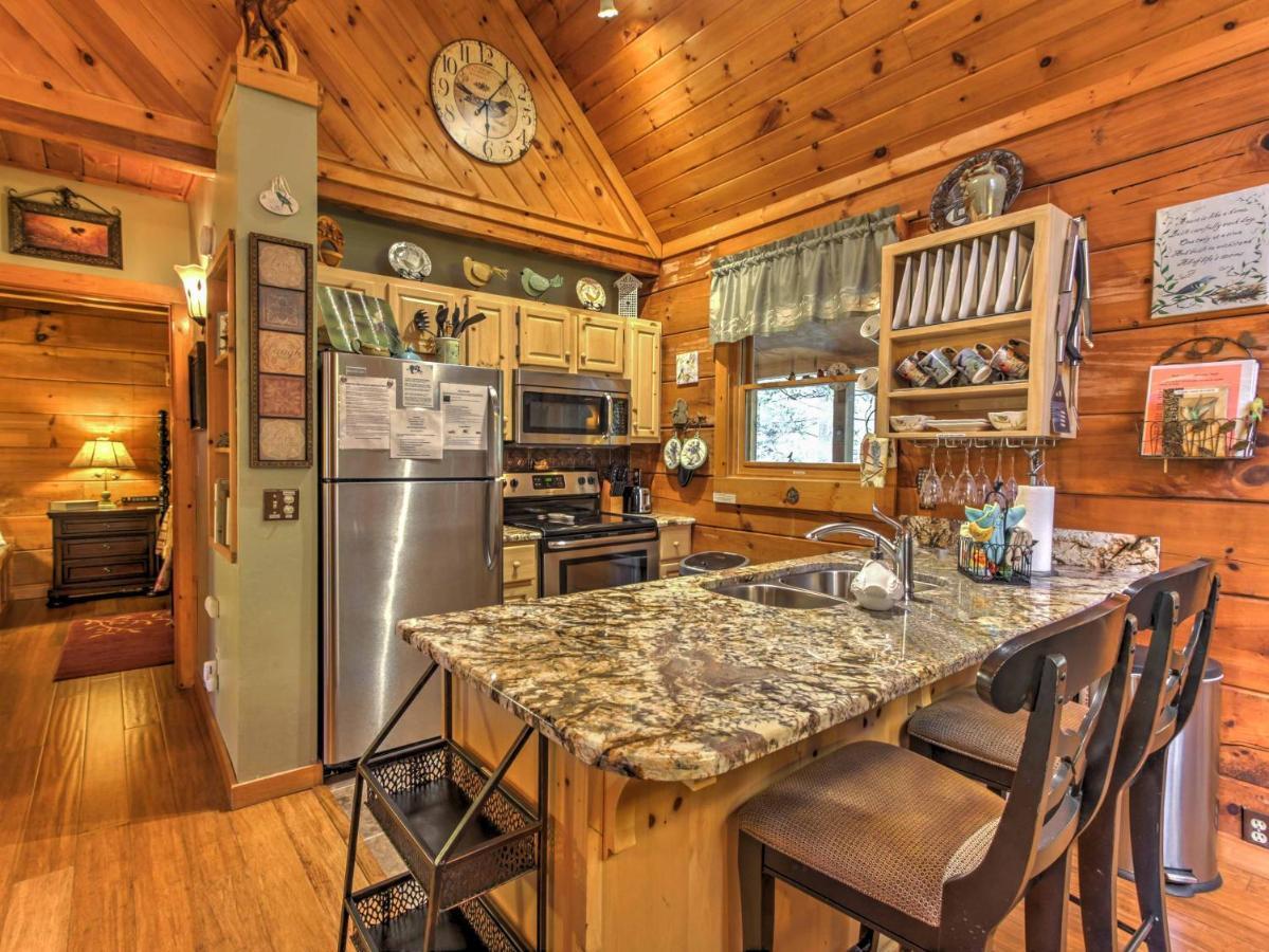 Вилла Cozy Nest Gatlinburg Cabin With Porch And Jacuzzi! Экстерьер фото