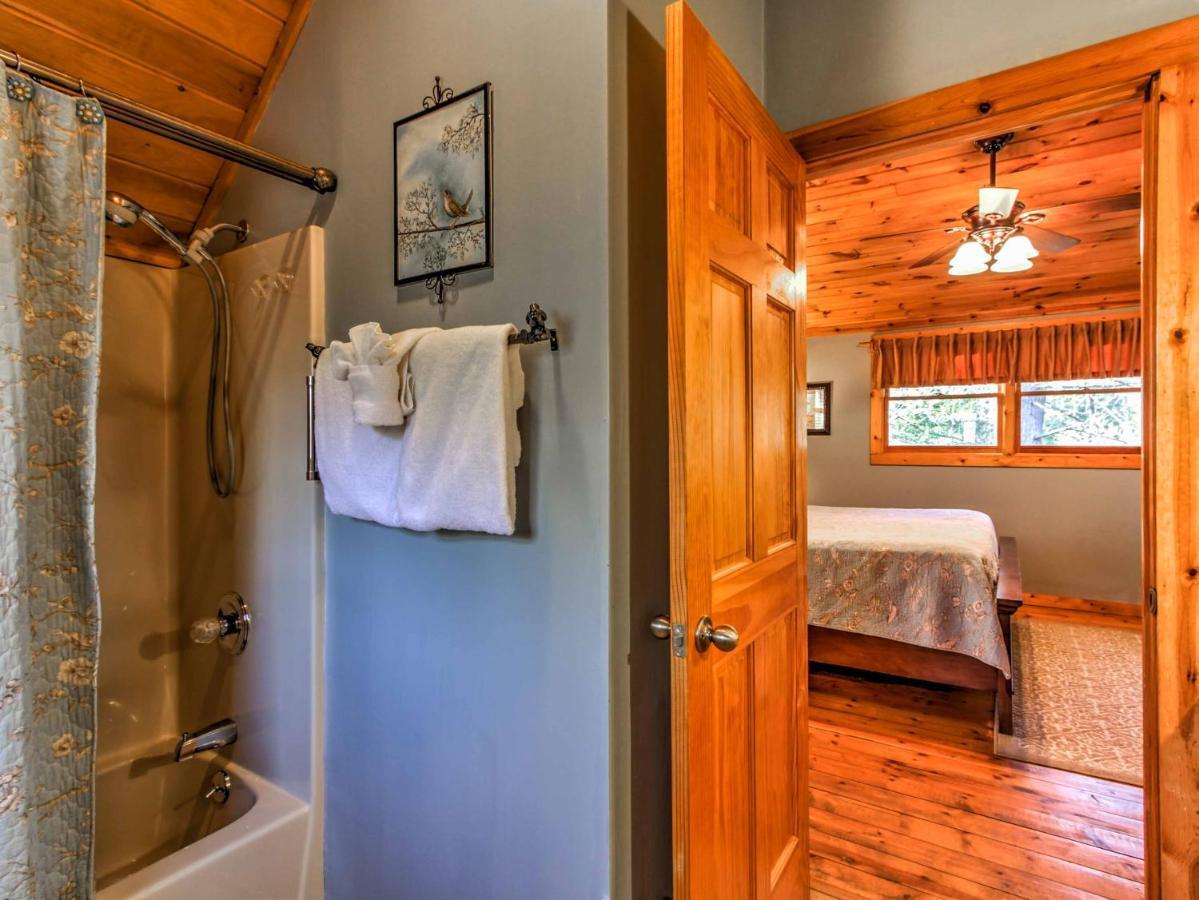 Вилла Cozy Nest Gatlinburg Cabin With Porch And Jacuzzi! Экстерьер фото
